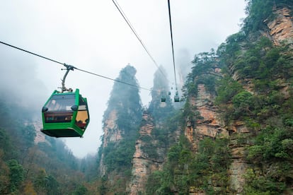 Góndolas en el Parque Nacional forestal de Zhangjiajie.