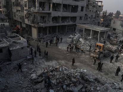 Foto de archivo de 2018 de civiles y voluntarios de la Defensa Civil Siria mientras buscan sobrevivientes después de que varios ataques aéreos destruyeran edificios en la ciudad de Hamoria, al-Ghouta (Siria).