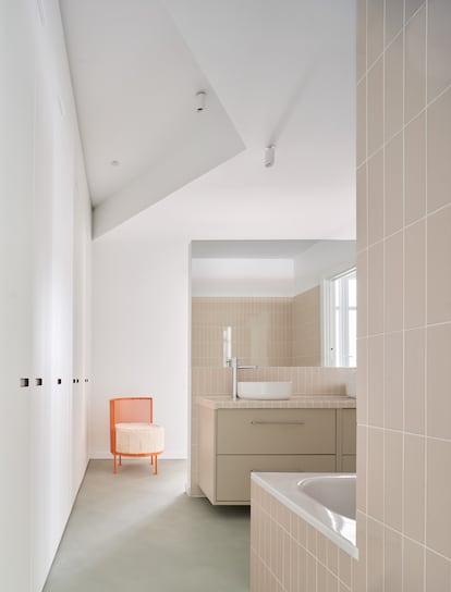 El baño sirve como transición entre las zonas pública y privada de la vivienda, y cuenta con el mismo alicatado que la cocina.