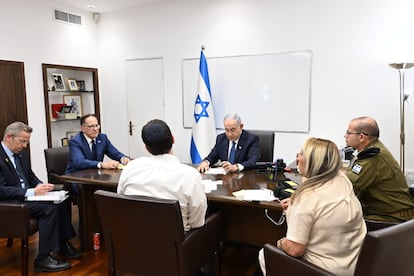 El primer ministro israelí, Benjamín Netanyahu, en la sede militar de Kirya, este martes en Tel Aviv,