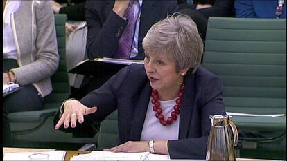 La primera ministra de Reino Unido, Theresa May, este jueves, ante una comisión del Parlamento británico