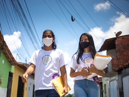 Os estudantes Samuel Rebouças e Mikaelle Honorato, que participam do projeto de busca ativa de colegas em Fortaleza.