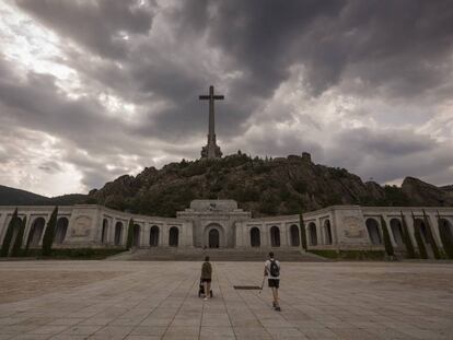 Dos turistes passegen pel Valle de los Caídos, dimarts.