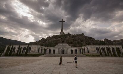 Dos turistes passegen pel Valle de los Caídos, dimarts.