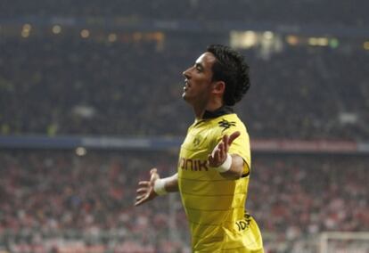 Lucas Barrios celebra un gol frente al Bayern.
