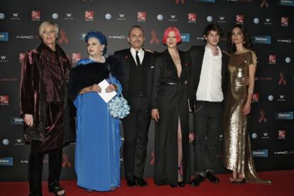 Lucía Dominguín, Lucía Bosé, Miguel Bosé, Bimba Bosé, Nicolás Coronado y Eugenia Silva a su llegada a la gala celebrada el 1 de diciembre de 2011 en Barcelona, con el fin de recaudar fondos para la investigación y la prevención del sida