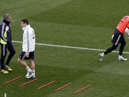 Mourinho y Casillas, en Valdebebas junto a Nacho.