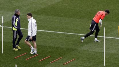 Mourinho y Casillas, en Valdebebas junto a Nacho.