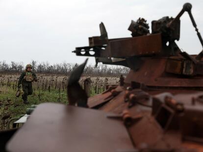 Un miembro del equipo de desminado de la Guardia Nacional de Ucrania regresa de limpiar una mina al norte de Donetsk.