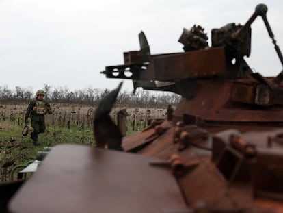 Un miembro del equipo de desminado de la Guardia Nacional de Ucrania regresa de limpiar una mina al norte de Donetsk.