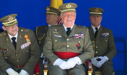 El rey don Juan Carlos presidió ayer una parada militar con motivo del 250º aniversario de la Academia de Artillería.