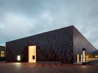 Exterior de Fyyri, la nueva biblioteca de Kirkkonummi, en Finlandia.