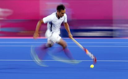 El surcoreano Yoon Sung Hoon controla la pelota en el partido de hockey contra Alemania.