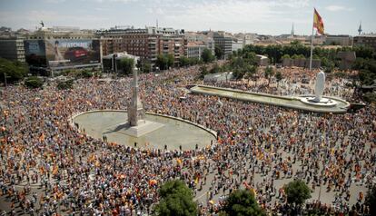 Miles de personas durante la protesta en la plaza de Colón, este domingo.