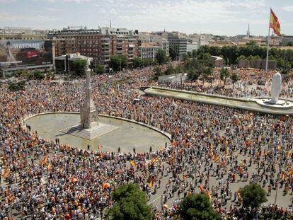 Miles de personas durante la protesta en la plaza de Colón, este domingo.