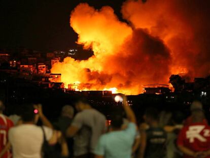 El incendio de uno de los barrios más pobres de Manaos (Brasil), en imágenes