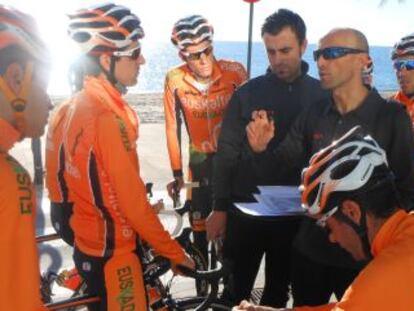 El fisiólogo Iñigo Mujika y el director Álvaro González de Galdeano instruyen a los corredores antes de un entrenamiento en La Vila Joiosa.