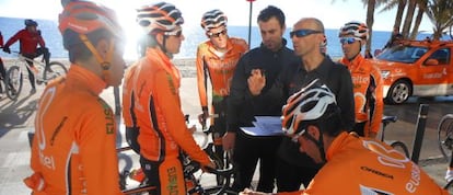 El fisiólogo Iñigo Mujika y el director Álvaro González de Galdeano instruyen a los corredores antes de un entrenamiento en La Vila Joiosa.