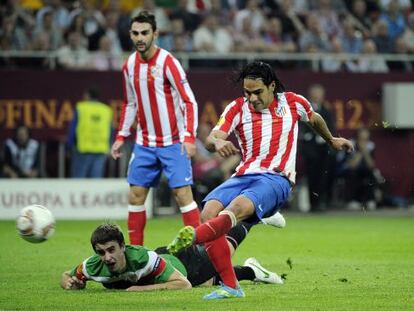 Falcao fires home Atl&eacute;tico&rsquo;s second goal as Jon Aurtenetxe helplessly watches from the floor.