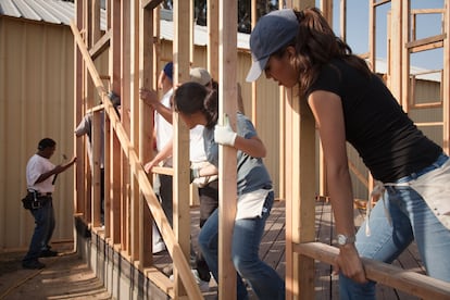 Voluntarios que trabajan en el sitio de construcción.