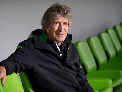 Manuel Pellegrini, entrenador del Betis, posa en la ciudad deportiva Luis del Sol.