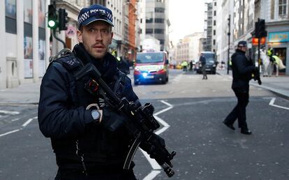 Dos policías inspeccionan los alrededores del puente de Londres tras el incidente. Scotland Yard ha pedido en sus redes sociales a los ciudadanos que se marchen de la zona.