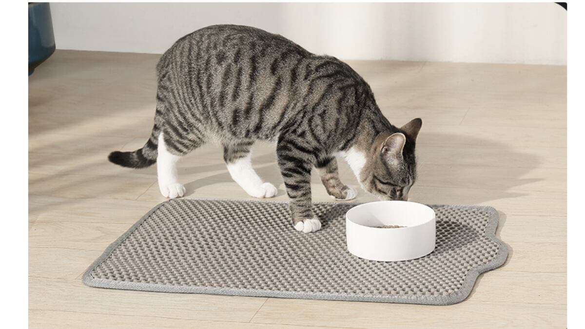 Esta alfombra para el arenero del gato se puede usar en diferentes situaciones.