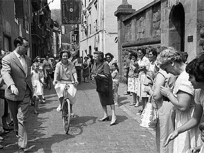 La reina Fabiola pasea en bicicleta por las calles de Zarautz durante sus vacaciones estivales de 1961.