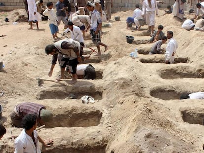 Covas em Saada para enterrar as crianças mortas no ataque.
