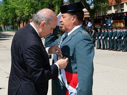 El entonces ministro del Interior, Jorge Fernández Díaz, impone en mayo de 2014 una medalla al teniente general Pedro Vázquez Jarava, principal imputado en el 'caso Cuarteles' de corrupción.