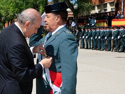 Pedro Vázquez Jarava, condecorado por el ministro del Interior, Jorge Fernández Díaz, en 2014 en Valdemoro (Madrid).