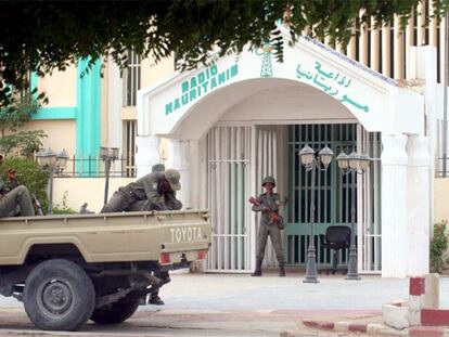 Varios soldados vigilan la sede de la radio estatal mauritana en Nuakchot.