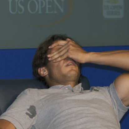 Rafael Nadal no oculta su dolor durante la conferencia de prensa posterior a su triunfo sobre David Nalbandian.