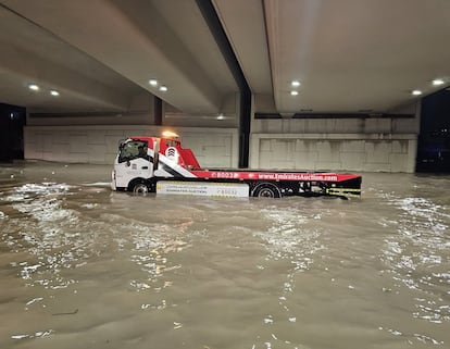 Una grúa atrapa por las lluvias en una carretera de Dubái.