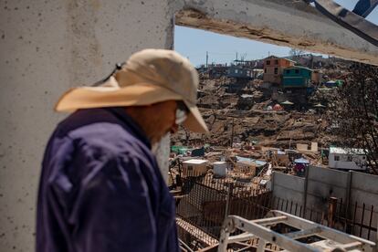 Un poblador trabaja en la reconstrucción de su casa.