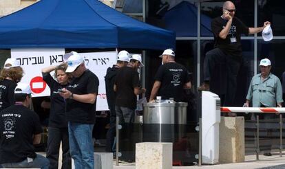 Trabajadores del Ministerio de Exteriores de Israel durante la huelga del lunes 24 de marzo. 