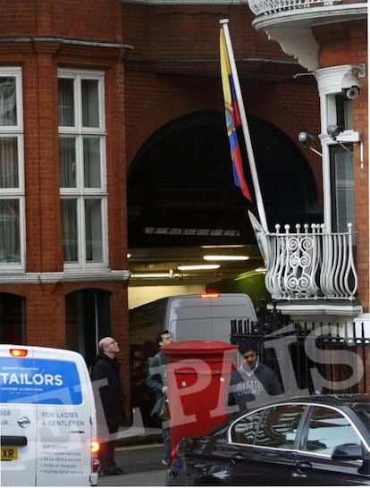 Oriol Soler (chaqueta negra) y Andreu Grinyó a su llegada a la Embajada de Ecuador en Londres el pasado jueves.