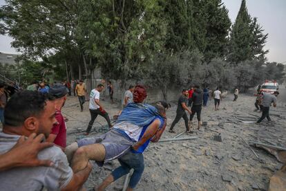 Palestinos evacuan a los heridos por el bombardeo aéreo israelí en el campo de refugiados de Jabalia, cerca de la ciudad de Gaza, este miércoles.