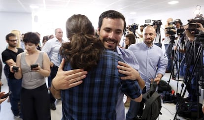 Pablo Iglesias y Alberto Garz&oacute;n, antes de una reuni&oacute;n.