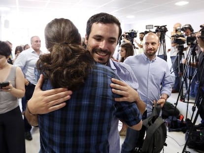 Pablo Iglesias y Alberto Garz&oacute;n, antes de una reuni&oacute;n.