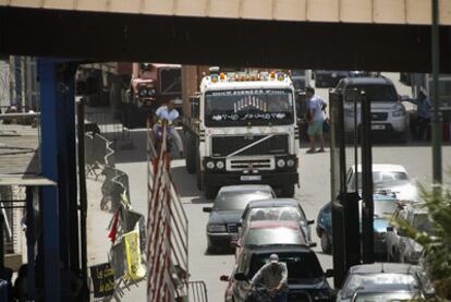 Camiones con mercancías hacen cola ayer en la frontera marroquí para entrar en Melilla.