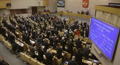Diputados rusos en el Parlamento aplauden este jueve tras votar la ratificaci&oacute;n de la anexi&oacute;n de Crimea.