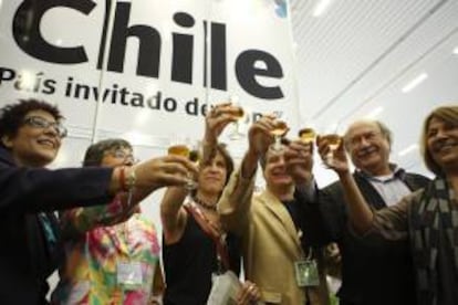 (i-d) La directora de la FIL, Nubia Macías, los escritores chilenos, Cecilia García, Nona Fernández, Arturo Fontaine, Antonio Skarmeta, Maricela Serrano durante el anuncio de Chile como país invitado de honor para la FIL 2012 en Guadalajara (México). EFE/Archivo