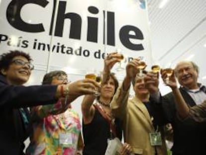 (i-d) La directora de la FIL, Nubia Macías, los escritores chilenos, Cecilia García, Nona Fernández, Arturo Fontaine, Antonio Skarmeta, Maricela Serrano durante el anuncio de Chile como país invitado de honor para la FIL 2012 en Guadalajara (México). EFE/Archivo