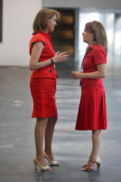 <b>LAS DOS MUJERES FUERTES. </b> Dolores de Cospedal y Soraya Sáenz de la Vega se convierten en las dos piezas fundamentales del apoyo a Rajoy, una como secretaria general; la otra, sería después nombrada portavoz del grupo parlamentario.