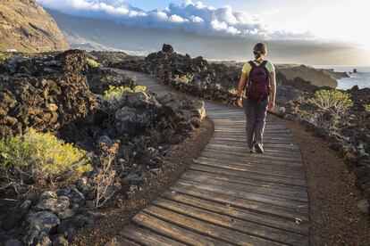Sendero litoral de Las Puntas, en la isla canaria de El Hierro, declarada reserva mundial de la biosfera.