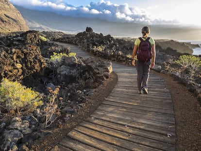 Sendero litoral de Las Puntas, en la isla canaria de El Hierro, declarada reserva mundial de la biosfera. 