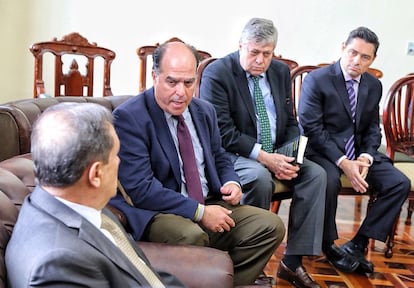 Julio Borges y el padre de Leopoldo López, en el Congreso de Colombia.