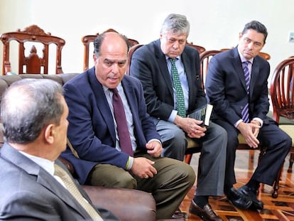 Julio Borges y el padre de Leopoldo López, en el Congreso de Colombia.