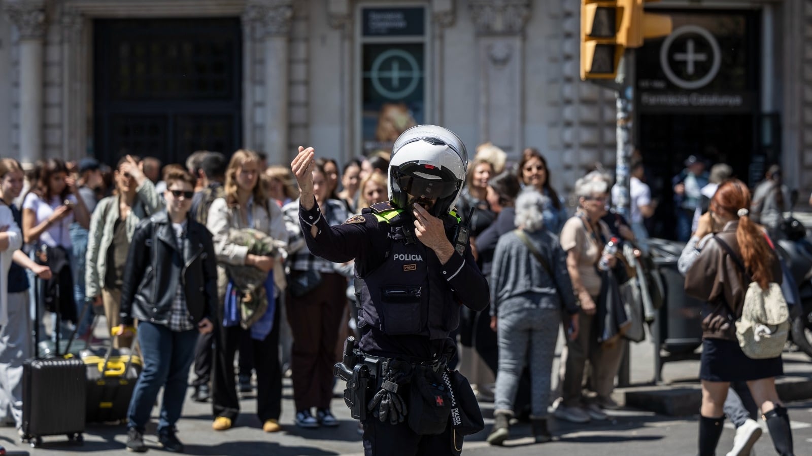 Una escena que se repitió en Madrid y Barcelona durante el apagón: semáforos sin luz y agentes de la policía municipal dirigiendo el tráfico. La imagen es de Barcelona.